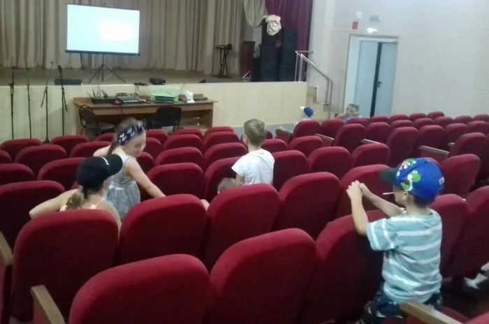 Бесплатно!
Каждую среду!
Ровно в 15.00 часов!
Приглашаем ребят, на сеансы мультфильмов и художественных детских фильмов в Дом Культуры посёлка Юбилейный!
Ждём вас!!!